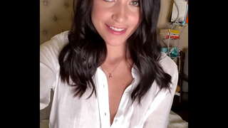 Masturbating අතර ඇගේ හොඳම මිතුරා කරන්නේ එම