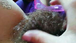 Amatöör sõbranna koos karvane tuss masturbates vastas peegel