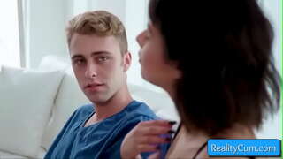 Se denne cutie teenager brunette sutter enorme pik og får hendes kusse fingre dybt