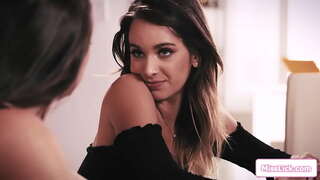 Busty dominerende chef ønsker at se hendes stramme brunetter medarbejdere perky bryster, hvis hun ønsker at beholde sit job.Hun sætter hende på knæ, for at slikke hendes fisse