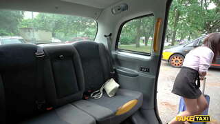 Taxi Mina Nguyễn trong một chiếc taxi Taxi Mina Nguyễn trong một chiếc taxi