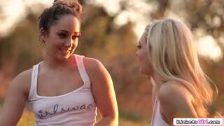 Moe wahine rā tika kakaho ka awhi me te e horomiti nei tona teen topanga Moe wahine rā tika kakaho ka awhi me te e horomiti nei tona teen topanga