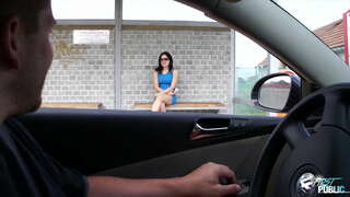 Бохир заваан хийцгээ сонгож ганцаардсан бяцхан хүүгийн автобусны буудал, харагдаж байгаа, түүнийг хэрхэн сэрүүн нь олон нийтийн зөндөө байгаль