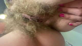 Sa pagsayaw uban sa balhiboon pussy amateur