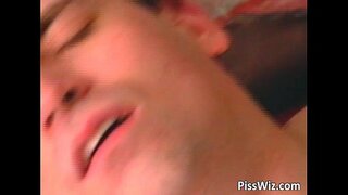 Gammal blond slyna suger kuk och får