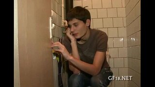 Knabo sidas kaj observadas