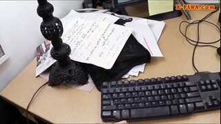 Dude hanga i te mahi ki te wera te mahi te wahine hoki ia ki te whai i te moni