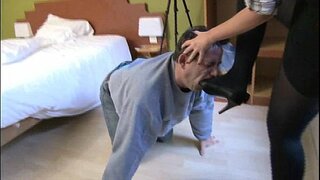 Տիկին ստիպում է իր ծառաներին, որ տղամարդկանց լիզում նրա բարձրակրունկ