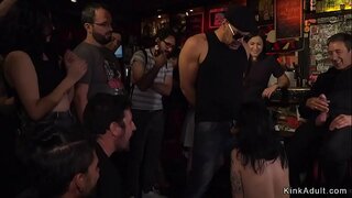 Euro črna sužnji v nekaterih bar narejen za lizanje in sesanje petelin