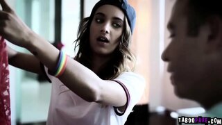 ���ຈຍ່າງເຂົ້າໄປໃນນພໍ່ຄົວເຮືອນປະຈຸບັນຢູ່ໃນມືໄດ້ຍິນພຣະກະລຸນາໃສ່