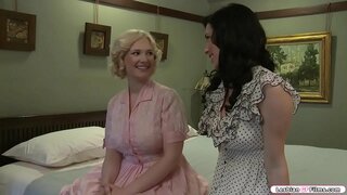 Busty blonde pagbisita sa iyang mga buhok higala ug nga sila magsugod sa paghisgot mahitungod sa gidak-on sa ilang mga soso.Human niana,sila na horny ug sila magsugod sa paghalok sa usag usa.Sa sunod nga mao ang iyang higala nga masuso sa iyang mga atngal ug nagatilap sa iyang pussy.Nga sa pagbalik nga siya nagabuhat sa mao usab sa iyang mga higala.