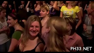 Las rameras gritando en éxtasis salvaje de sexo en grupo con los camareros Las rameras gritando en éxtasis salvaje de sexo en grupo con los camareros