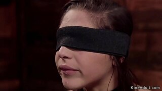 Blindfolded go'zal qoramag'iz qul Abella xavf master Bill Beyli uchun xo'roz uchramoqda keyin u qo'pol anal barmoqlari va qullik uning fucks Blindfolded go'zal qoramag'iz qul Abella xavf master Bill Beyli uchun xo'roz uchramoqda keyin u qo'pol anal barmoqlari va qullik uning fucks