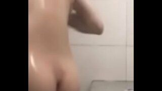 Cailín na Háise te sruthú showering ar cam