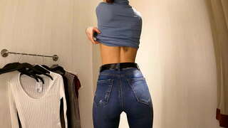 WOW! Hot pige med små bryster dressing t-shirt og bluser i offentlige omklædningsrummet 4K 60Fps