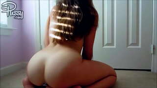 Dildo jävla på mattan hemma