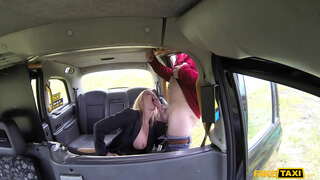 Ponaredek Taxi Vročo Babe Poljub Holly Širi svoje Noge in Zanič Petelin